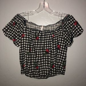 Off the shoulder crop top 🍒